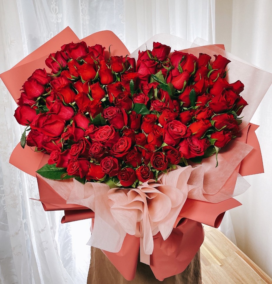 k celebrity Leeminho 100 red Roses