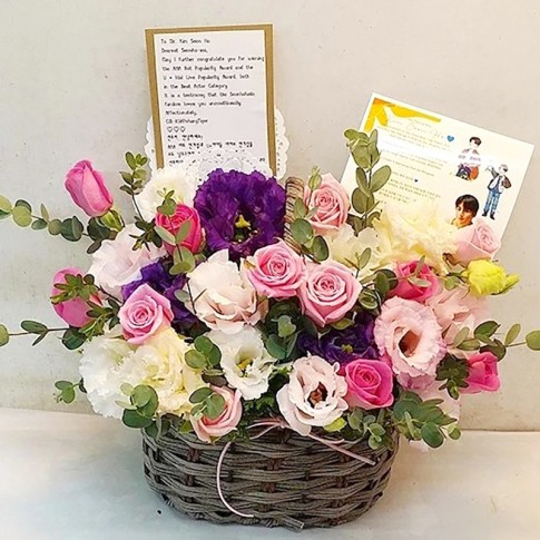 k-pop celebrity Kimseonho pink flower basket
