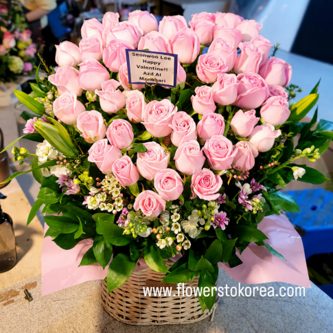 Pink Roses heart-shaped Bouquet